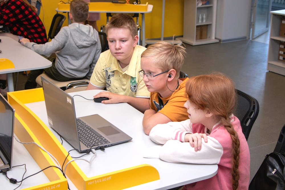 Школьники попробовали смоделировать объекты сквера у здания ЧГУ