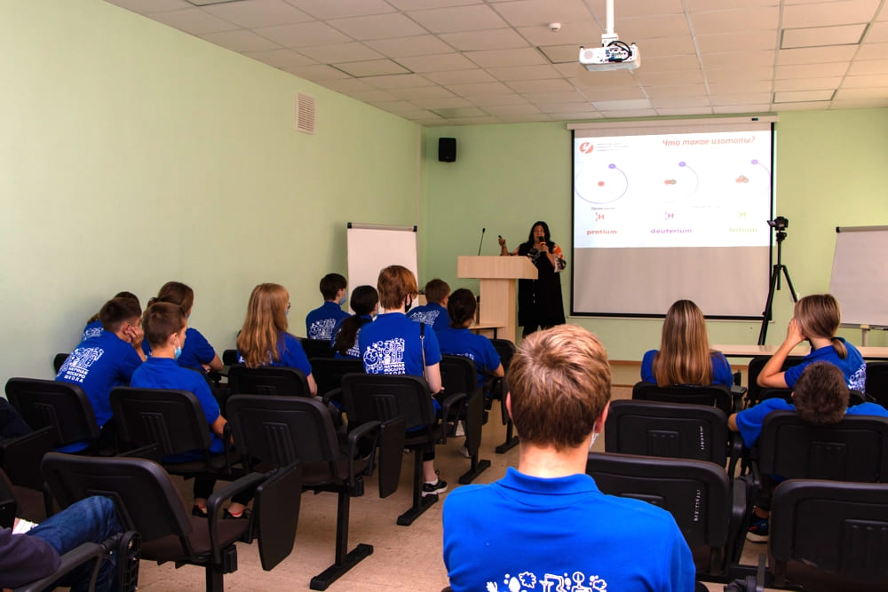 Лекция ученого ЧГУ для ребят из научной летней школы «ФосАгро»