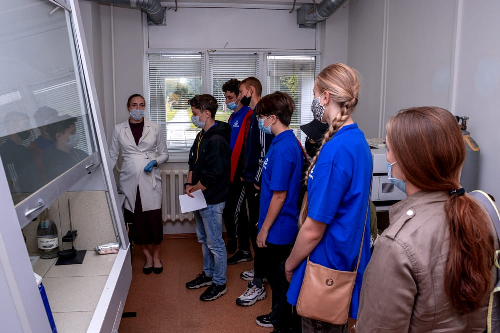 Школьники познакомились с эколого-аналитической лабораторией ЧГУ