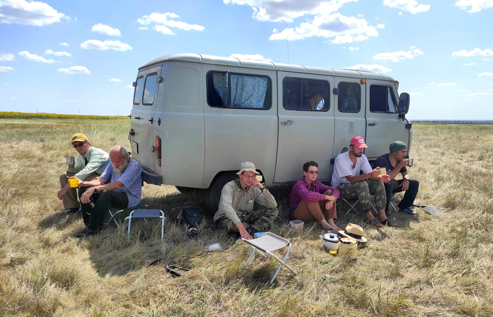 Сотрудники кафедры биологии исследуют обнаруженные в ходе экспедиции ископаемые