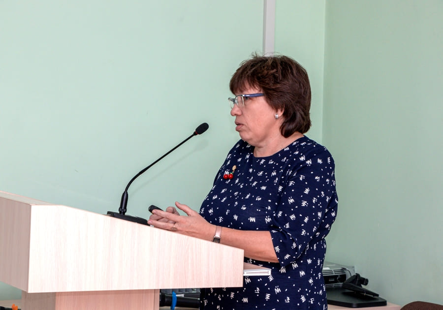 Заведующий кафедрой биологии рассказала школьникам о биотехнологиях