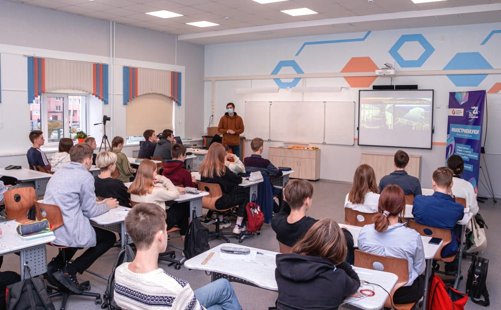 Аспирант ЧГУ рассказал школьникам о современных технологиях энергосбережения
